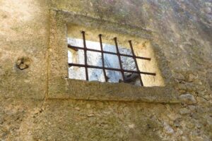 Ein Gitterfenster