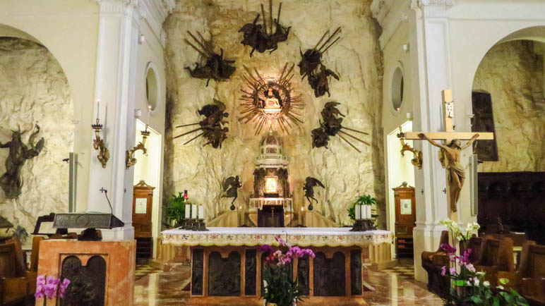 In der Kirche. Nordwand hinter dem Altar und de Westwand der Kirche bestehen aus Fels