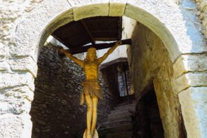 Eine Jesusfigur in einem der alten Häuser von Campo