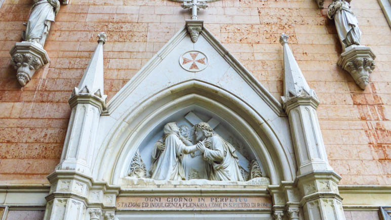 Das Kirchenportal mit dem Malteserkreuz