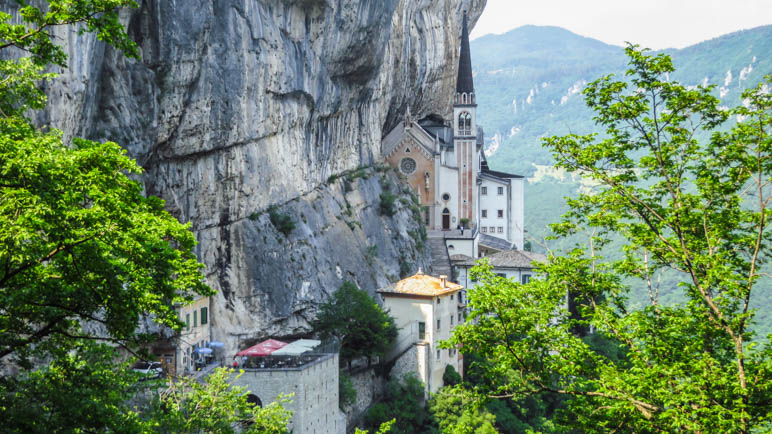 Die Kirche ist direkt an die Felswand gebaut