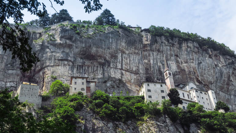 Wie aufgereiht stehen die Gebäude und die Kirche an der Felswand