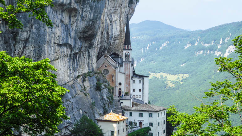 Die Wallfahrtskirche Madonna della Corona