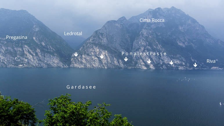 Der Verlauf der Ponalestraße vom Ledrotal nach Riva del Garda ist gut als Streifen am Fels erkennbar