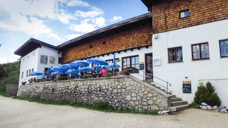 Das Rauschberghaus mit seiner Terrasse, nur zwei Minuten von der Bergstation entfernt