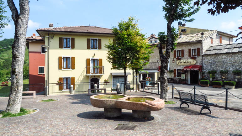 Der Dorfplatz von Spiazzi. Hier beginnt der Weg zur Kirche