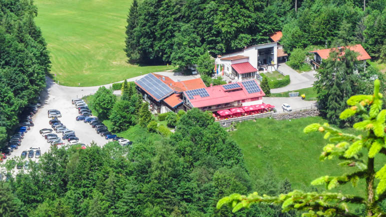 Der Blick auf die Talstation mit dem Parkplatz und den Gasthof Taubensee vom Hutzenauer Steig aus