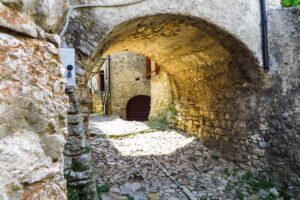 in steinerner Bogen als Durchgang in den Gassen von Campo