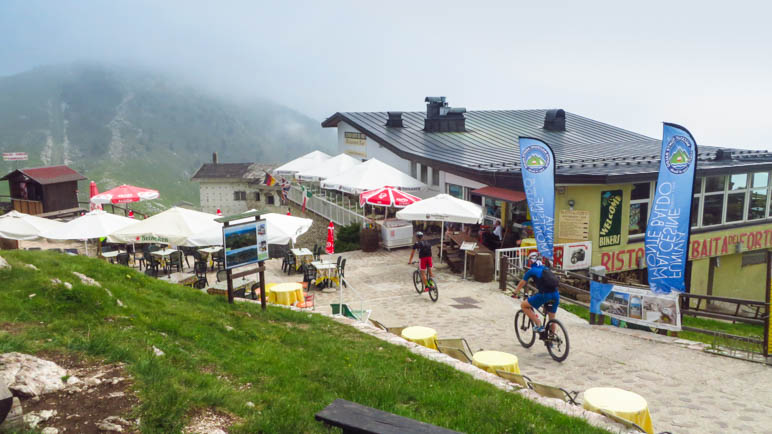 Die Baita dei Forti, direkt neben der Bergstation der Funivia Monte Baldo