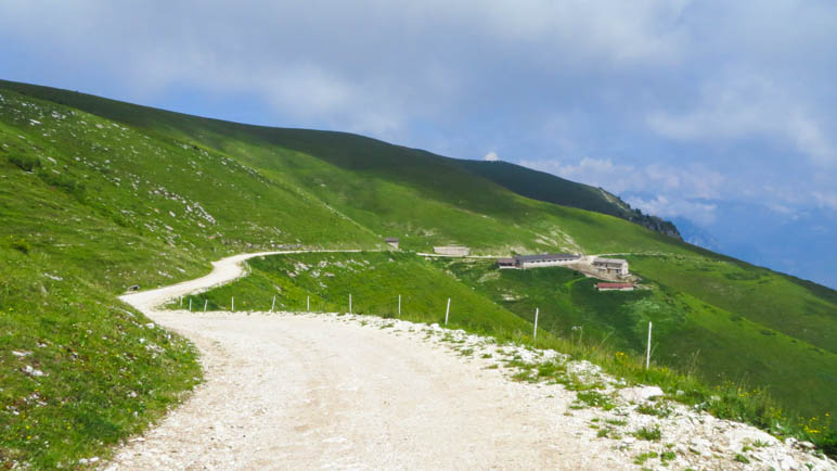 Die Alm Malga Zocchi di Sopra, links die Colma di Malcesine