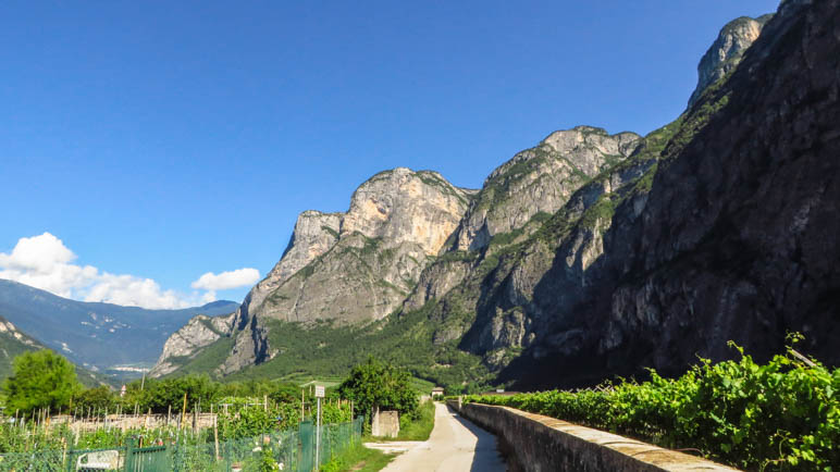 Durch eine Schlucht in diesen Bergen führt der Klettersteig Burrone Giovanelli