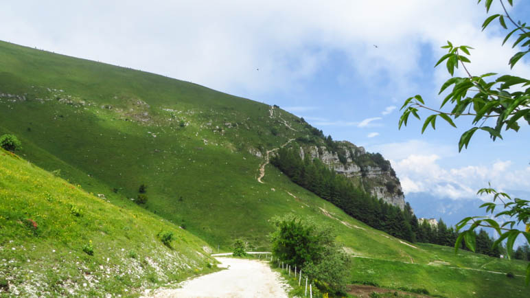 Gut zu erkennen: Der steile Abstiegsweg von der Colma di Malcesine