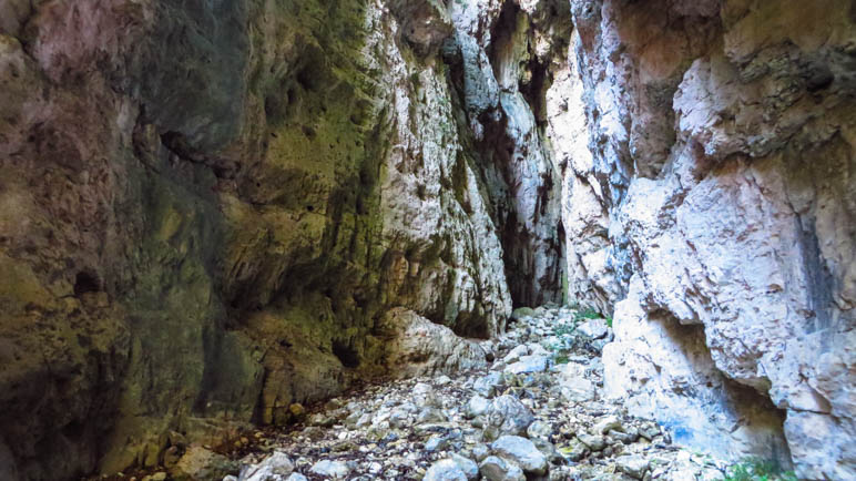 Durch die Schlucht. Hier herrscht Steinschlaggefahr