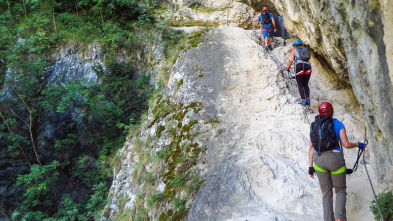 Der Einstieg in die Schlucht erfolgt über ein breites Felsband