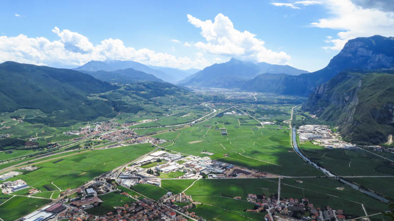 Der Ausblick von der Bergstation der Seilbahn auf das Etschtal, Mezzocorona und die Paganella