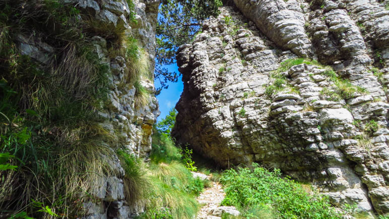 Ein schmaler Durchgang zwischen den Felsen