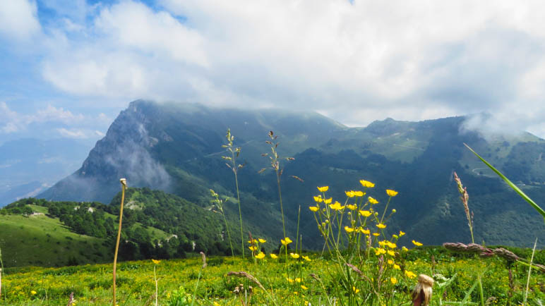 Der Gipfel des  Monte Altissimo di Nago ist in den Wolken verschwunden