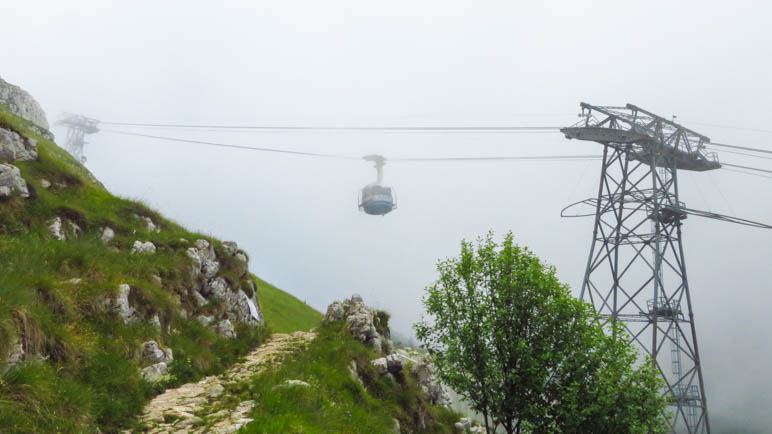 Kurz vor dem Ende der Wanderung unterquert man die Monte Baldo Seilbahn