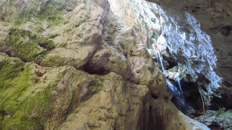 Die kurze Stelle mit Trittbügeln in der Schlucht