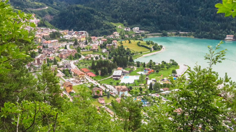 Kurzer Blick, was im SportScheck-Camp unten am Molvenosee los ist