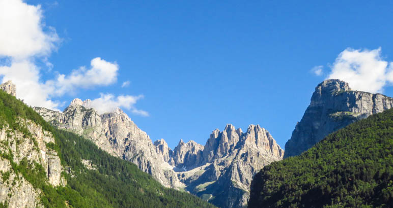 So sieht man die Brenta-Dolomiten vom Molvenosee aus