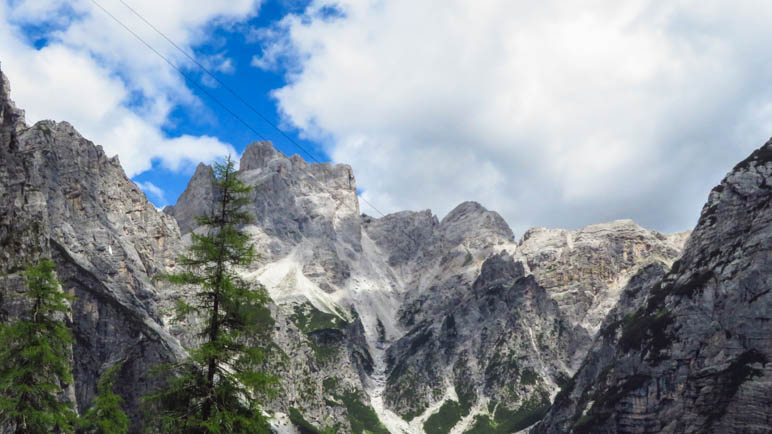 auf dem Abstiegsweg haben wir die Felsberge immer im Blick