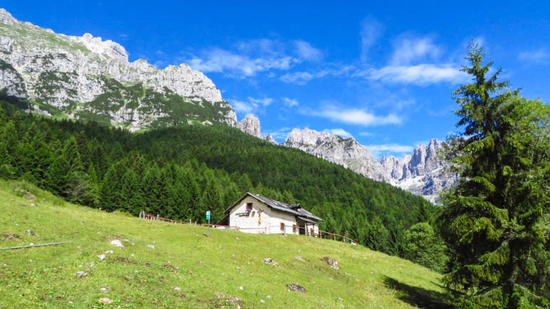 Die Malga di Andalo vor den Brenta-Dolomiten