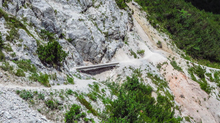 An diesem Stück ist der Weg weggebrochen und mit einer Brücke ausgebessert