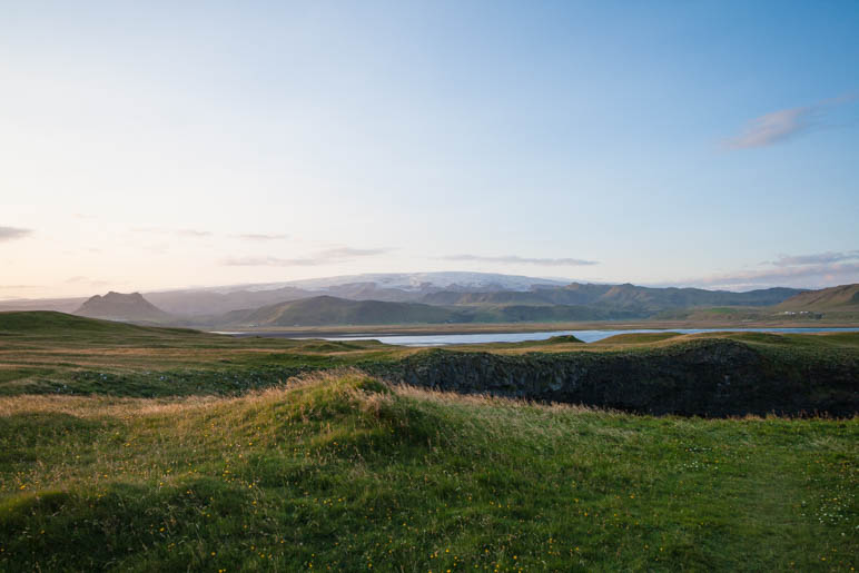 Ein abendlicher Blick vom Kap Dyrholaey zum Myrdalsjökull