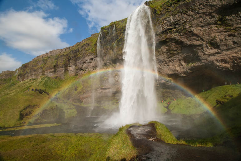 Regenbogen am Seljalandsfoss, einem der vielen Wasserfälle, die wir geehen haben