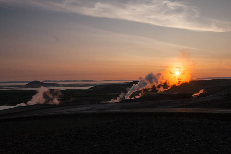 Sonnenuntergang an den heißen Quellen am Myvatn