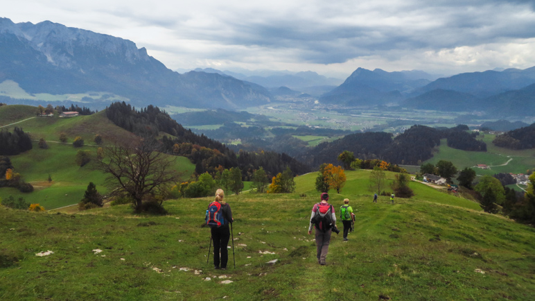 Über steile Wiesen hinab zum Gasthaus Schöne Aussicht