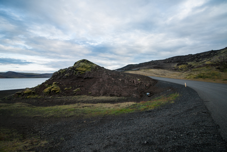 Die Straße führt direkt am Kleifarvatn entlang