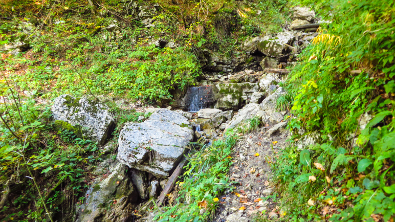 Bachquerung über Felsbrocken