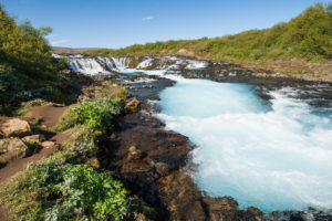 Noch einmal das nach dem Fall wild aufgewirbelte Wasser mit seiner weißblauen Farbe