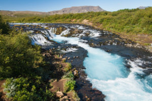 Ist es nicht herrlich, dieses leuchtend blaue Wasser?