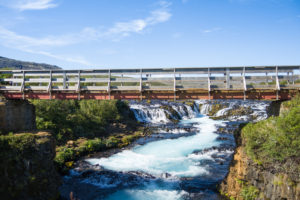 Der Brúarfoss und die Brücke über den FlussDer Brúarfoss und die Brücke über den Fluss