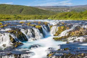Trotz seiner geringen Größe giilt der Brúarfoss vielen als schönster Wasserfall Islands