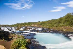 Vom Ufer aus mit langer Belichtungszeit aufgenommen, wirkt das Wasser ganz samtig