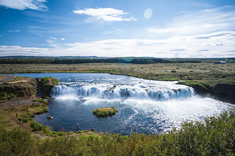 Der Blick vom Aussichtspunkt hinab auf den Wasserfall und die Umgebung