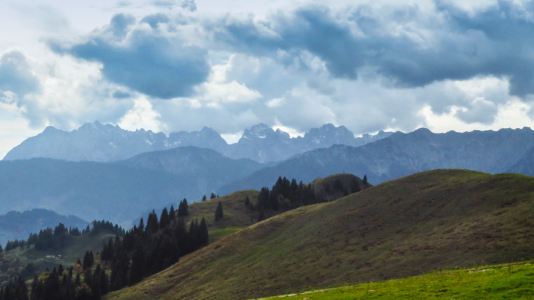 Der Ausblick auf das Kaisergebirge, das bei unserem Besuch etwas in Dunst und Wolken liegt