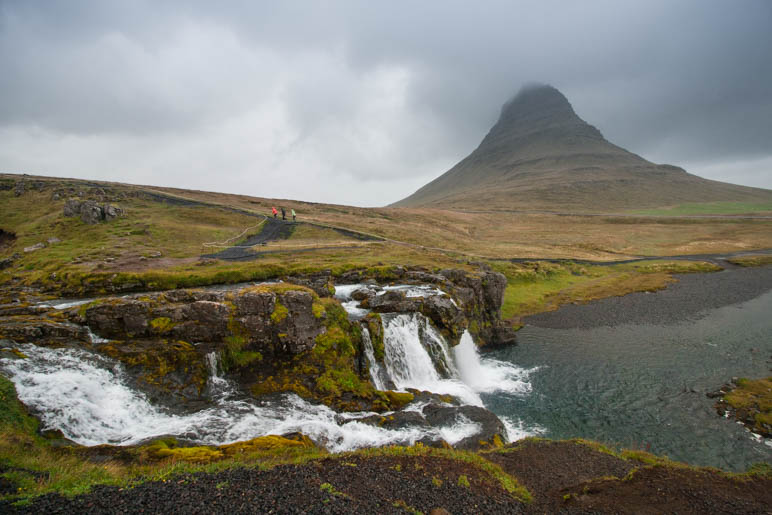 Den Kirkjufell mit dem Kirkjufellsfoss hätten wir gerne bei Sonnenschein fotografiert, leider standen wir im Dauerregen dort