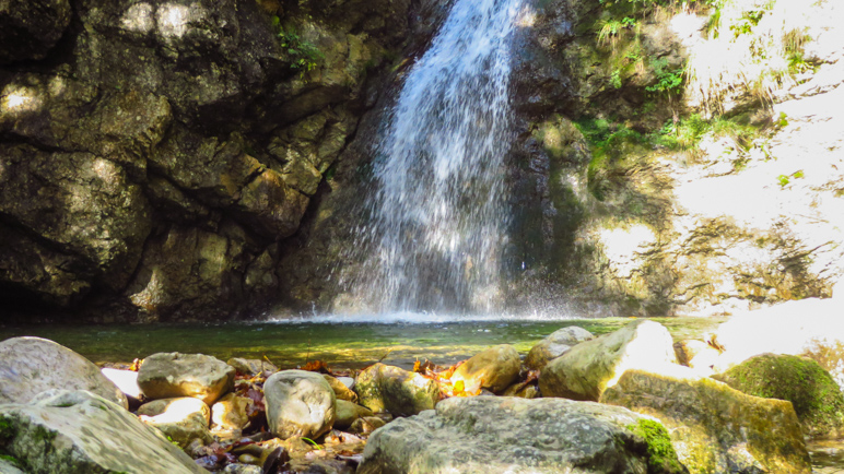 Am Wasserfall, unterhalb der kleinen Brücke