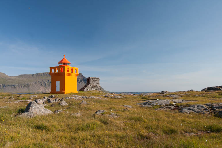 Ein kleiner oranger Leuchtturm an der Ostküste Islands, ein Stück hinter Stöðvarfjörður