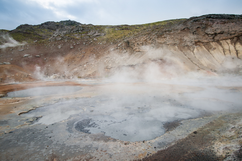 Dampfende Schlammtöpfe im Seltún-Gebiet