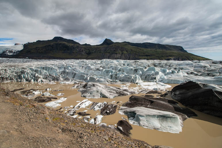 Am Svínafellsjökull, dessen Gletschersee wie Milchkaffee aussieht