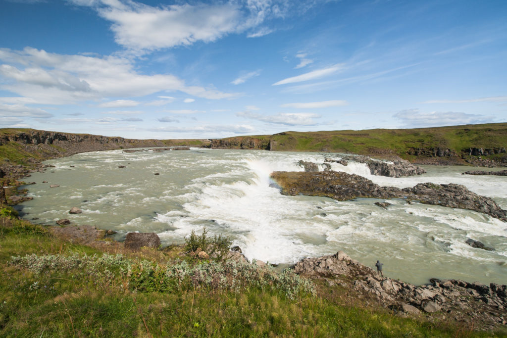 Der Urriðafoss. Achtet auf den Angler am unteren Bildrand!