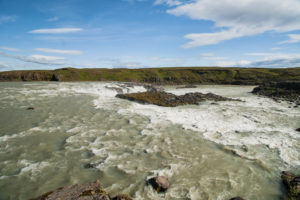 Der Urriðafoss mit den Felsen in der Mitte des Flusses Þjórsá