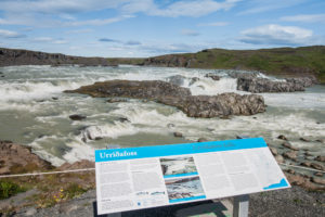 Die Infotafel am Parkplatz mit vielen Informationen zum Urriðafoss auf Isländisch und Englisch