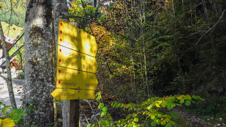 Wegweiser am Beginn der Wanderung auf die Burgeralm